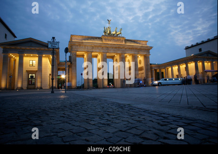 La Porta di Brandeburgo al crepuscolo, Berlino, Germania, Europa Foto Stock