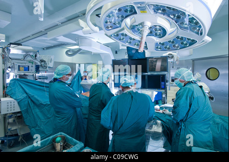 Un intervento di chirurgia cardiaca in un ibrido in sala operatoria, Deutsches Herzzentrum Berlin o Tedesco centro cardiaco, Berlino, Germania, Europa Foto Stock