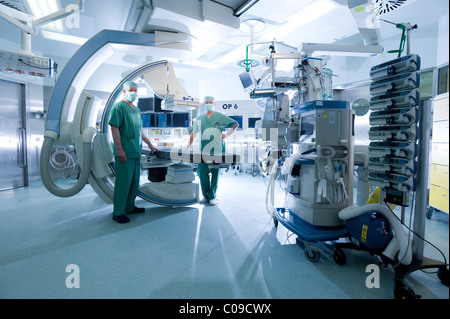 Un intervento di chirurgia cardiaca in un ibrido in sala operatoria, Deutsches Herzzentrum Berlin o Tedesco centro cardiaco, Berlino, Germania, Europa Foto Stock