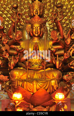 Golden statua del Buddha, Nha Trang, Vietnam, sud-est asiatico Foto Stock