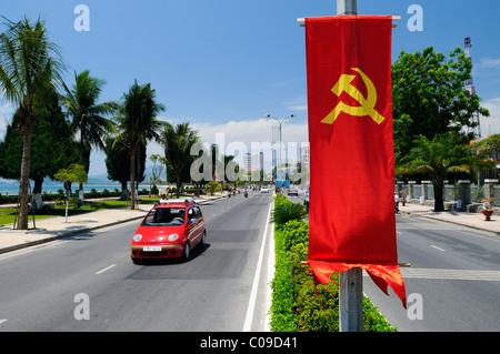 La strada principale di Nha Trang con bandiera comunista, il Vietnam del Sud-est asiatico Foto Stock