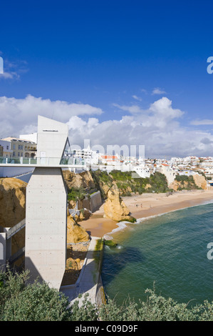 Paesaggio con spiaggia e Elevador de Peneco tower, Albufeira, Algarve, Portogallo, Europa Foto Stock