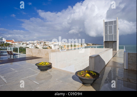 Paesaggio urbano di l'Elevador de Peneco tower, Albufeira, Algarve, Portogallo, Europa Foto Stock