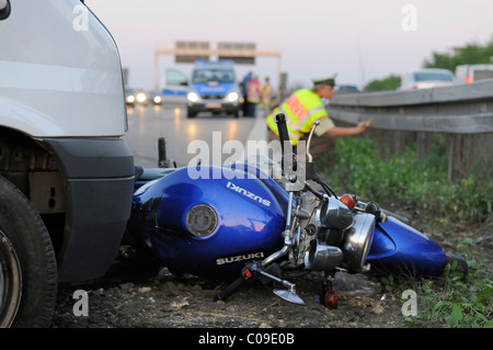 Fatale incidente in moto sulla strada B 27, il motociclo è stato speronato da un furgone, polizia scena di marcatura di incidente Foto Stock