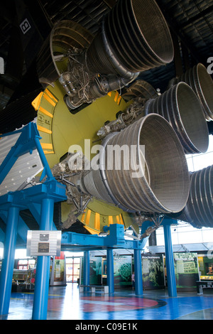 Saturn V al centro di Davidson per esplorazione spaziale la costruzione presso l'U.S. Spazio e Rocket Center di Huntsville, Alabama, Stati Uniti d'America. Foto Stock