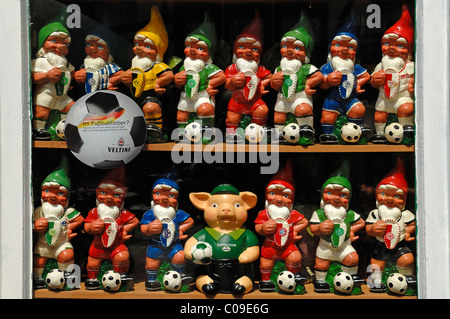 Giardino gnomi in abbigliamento da calcio in una lotteria shop, Goettingen, Bassa Sassonia, Germania, Europa Foto Stock