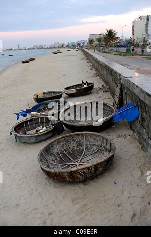 Round imbarcazioni tipiche della regione sulla spiaggia di Danang, Vietnam centrale, Vietnam, Asia sud-orientale, Asia Foto Stock