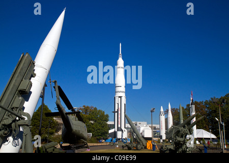 Saturn V mock-up e vari razzi sul display in Stati Uniti Spazio e Rocket Center situato a Huntsville, Alabama, Stati Uniti d'America. Foto Stock