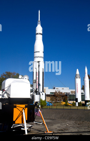 Saturn V mock-up e vari razzi sul display in Stati Uniti Spazio e Rocket Center situato a Huntsville, Alabama, Stati Uniti d'America. Foto Stock