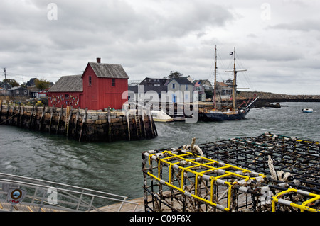 Trappole di aragosta, Motif numero 1 e Goletta presso il Dock in Rockport, Massachusetts Foto Stock