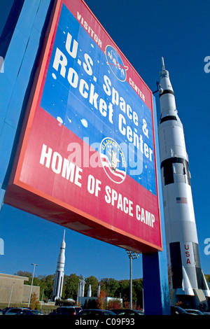 Saturn V mock-up sorge accanto a Stati Uniti Lo spazio e il Razzo segno centro situato in Huntsville, Alabama, Stati Uniti d'America. Foto Stock