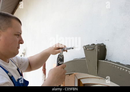 Tagliare la forata angolo accogliente sull elemento architettonico Foto Stock