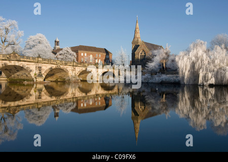 L'inverno in Shropshire campagna: Inglese ponte bianco e trasformata per forte gradiente la brina su alberi dal fiume Severn, Shrewsbury, Shropshire, 2010. Foto Stock