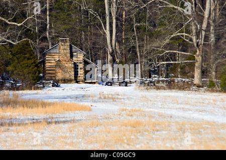 John Oliver di cabina e di neve fresca in Cades Cove nel Parco Nazionale di Great Smoky Mountains, Tennessee Foto Stock