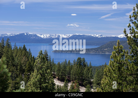 Lake Tahoe guardando verso nord-ovest verso la baia di cristallo e le cime innevate della Sierra Nevada della California dal lato del Nevada Foto Stock