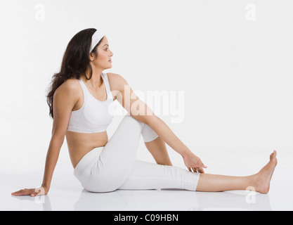 Donna facendo Arch Matsyendrasana (Mezza torsione spinale) Foto Stock