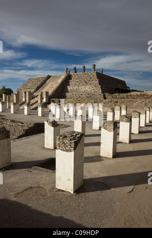 Colonne nella parte anteriore della piramide di Tlahuizcalpantecuhtli o tempio della Stella del mattino nella capitale Toltec di Tula, Messico. Foto Stock