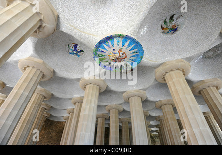 Il soffitto della Sala Hippostila, Parco Gueell, Parc o Parque Gueell, progettato da Antoni Gaudí, Patrimonio Mondiale dell UNESCO Foto Stock