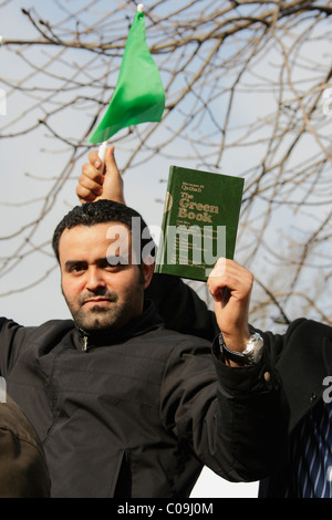 Protester tenere fino a Gheddafi il piccolo libro verde Foto Stock