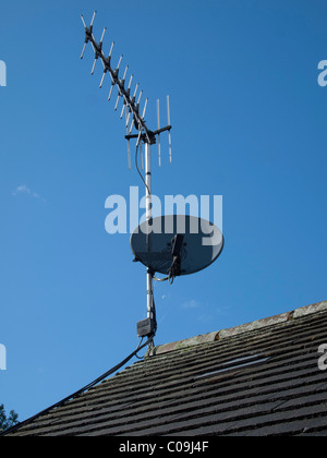 Un satellite della televisione digitale arial su un tetto Foto Stock