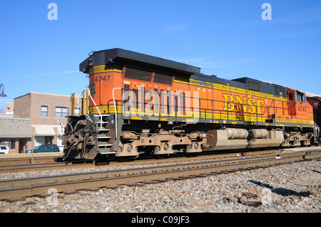 Burlington Northern Santa Fe locomotiva e il treno a Berwyn, Illinois, Stati Uniti d'America. Foto Stock