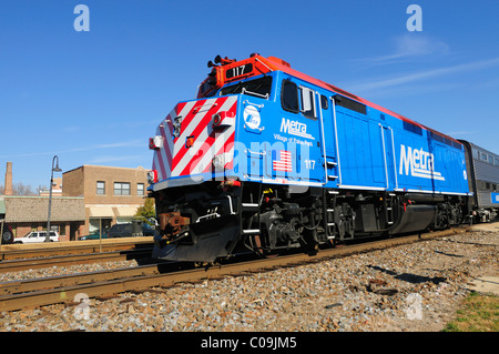 Un Metra treno dei pendolari che arrivano a Chicago suburbana stazione di Berwyn Illinois Foto Stock