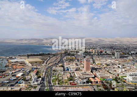 Panoramica, cityscape, case, viste dal El Morro mountain, landmark, deserto delle montagne del deserto, Arica, Norte Grande Foto Stock