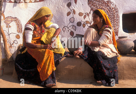 Le donne a parlare davanti a una facciata con dipinti, deserto di Thar, Rajasthan, India, Asia