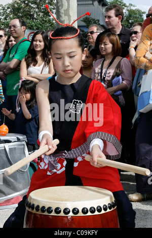 Piccola ragazza giapponese drumming di fronte a un pubblico, Japantag Giappone giorno, Duesseldorf, nella Renania settentrionale-Vestfalia, Germania, Europa Foto Stock