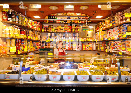 Olive e verdure, sale di mercato, Mercat de la Boqueria, Barcellona, Las Ramblas, Catalunya, Spagna, Europa Foto Stock