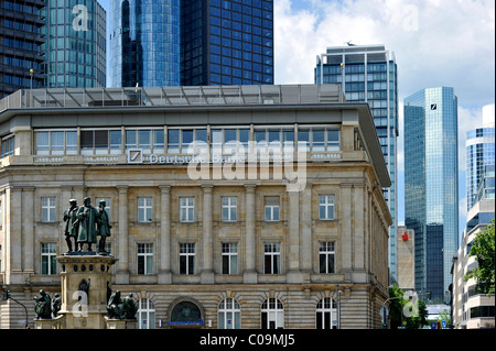 Johannes Gutenberg monumento, filiale della Deutsche Bank banca tedesca ed il grattacielo sede della Deutsche Bank di Foto Stock