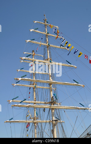 Montante di sollevamento con le bandiere sulla nave polacco Fryderyk Chopin Foto Stock