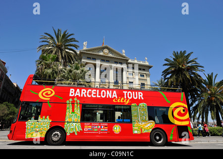 Double-decker Bus, bus panoramico, hop-on hop-off bus davanti all'autorità portuale, Porta de Barcelona, Port Vell di Barcellona Foto Stock