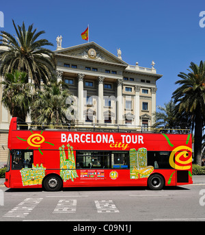 Double-decker Bus, bus panoramico, hop-on hop-off bus davanti all'autorità portuale, Porta de Barcelona, Port Vell di Barcellona Foto Stock