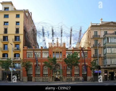 Il Cloud e sedia arte di installazione, nuvole mi Cadira, da Antoni Tàpies, Fundació Antoni Tàpies foundation, edificio progettato da Foto Stock