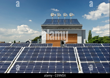 Mini turbine eoliche e pannelli solari, Freiburg im Breisgau, Baden-Wuerttemberg, Germania, Europa Foto Stock