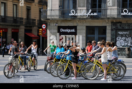 Giro della città in noleggio bici, Plaça de Sant Jaume square, Barcellona, in Catalogna, Spagna, Europa Foto Stock