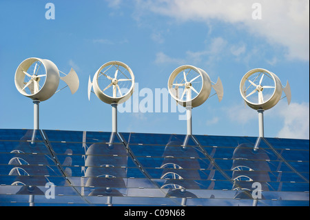 Mini turbine eoliche e pannelli solari, Freiburg im Breisgau, Baden-Wuerttemberg, Germania, Europa Foto Stock
