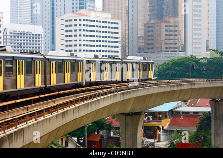 RapidKL Light Rail treno corre attraverso il quartiere storico sopra le strade, Masjid Jamek stazione, Kuala Lumpur, Malesia Foto Stock