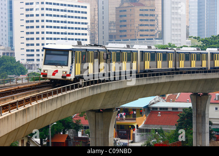 RapidKL Light Rail treno corre attraverso il quartiere storico sopra le strade, Masjid Jamek stazione, Kuala Lumpur, Malesia Foto Stock