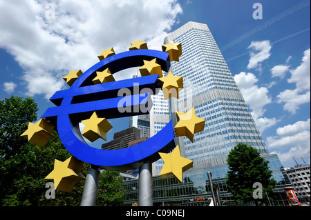 Simbolo dell'euro, Banca centrale europea BCE, Willy-Brandt-Platz, il quartiere finanziario di Francoforte am Main, Hesse, Germania, Europa Foto Stock