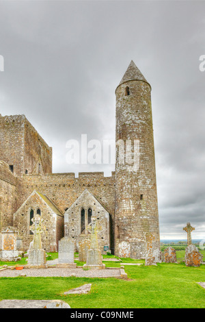 Round Tower, la cattedrale ed il cimitero, Rocca di Cashel, nella contea di Tipperary, Repubblica di Irlanda, Isole britanniche, Europa Foto Stock