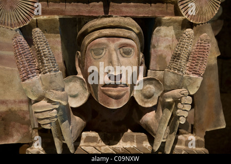 Statua di Mexica o mais azteca dea Chicomecoatl patrono dell'agricoltura nel Museo Nazionale di Antropologia di Città del Messico. Foto Stock