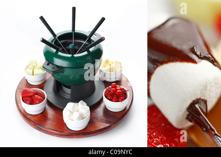 La Fonduta di cioccolato isolato su frutta bianca sfondo menu gusto romantico ristorante everning Foto Stock