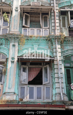 Casa coloniale facciata nella città vecchia, Yangon, Rangoon, MYANMAR Birmania, sud-est asiatico Foto Stock