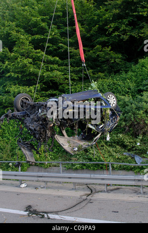 Terribile incidente sulla B 27 road Tuebingen a Stoccarda, il conducente soccombé alle sue ferite più tardi Foto Stock