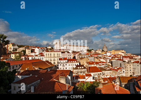 Vista dal Miradouro Santa Luzia sulla chiesa Igreja Sao Vicente de Fora, quartiere di Alfama, Lisbona, Portogallo, Europa Foto Stock