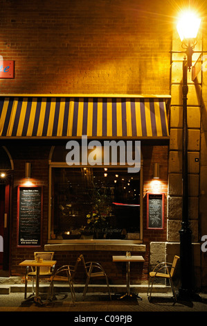 Atmosfera di notte in un cafè sul marciapiede nel centro storico della città di Montreal, Quebec, Canada Foto Stock