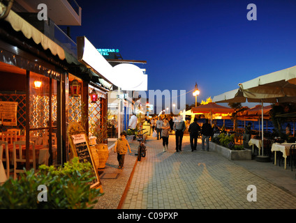 Night Shot del lungomare, Perea vicino a Salonicco, Calcidica, Macedonia, Grecia, Europa Foto Stock