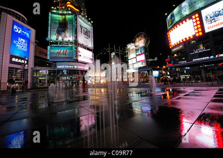 Dundas Square di notte, piazza nel cuore del centro cittadino di Toronto, Ontario, Canada Foto Stock